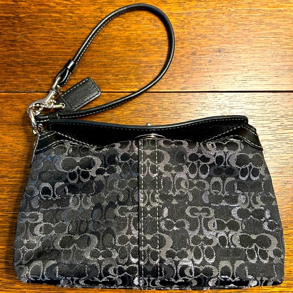 COACH wristlet with turn lock closure. Black and silver - Picture 5 of 9